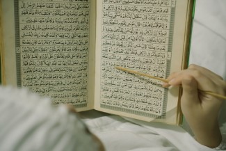 Tafsir Al-Baqarah Ayat 5: Jaminan Petunjuk dan Keberuntungan Hakiki