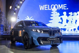 New BMW iX3 Jadi Lead Car Maybank Marathon 2026, Debut Perdana di Jalan Raya Indonesia