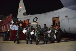 Dua Hercules TNI AU Kirim 27 Ton Bantuan untuk Korban Gempa NTT