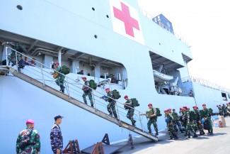 Dukung Penanggulangan Gempa NTT, TNI AL Kerahkan KRI dr. Soeharso-990 Bawa Bantuan Kemanusiaan