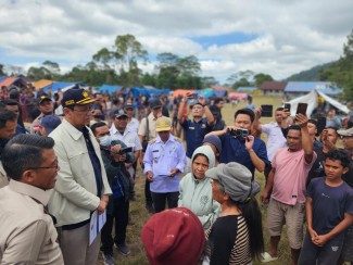 Menkeu Purbaya Tinjau Langsung Korban Gempa di NTT, Presiden Prabowo Titip Salam