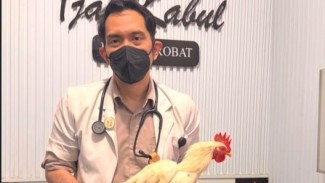 Salut, Dokter Ini Bolehkan Pasien Membayar dengan Uang Seadanya, Masakan Hingga Hasil Kebun
