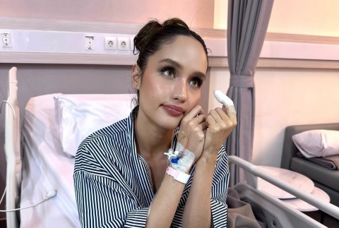 Cinta Laura Masuk Ruang Operasi Usai Jari Teriris Pisau: Demi MBG!