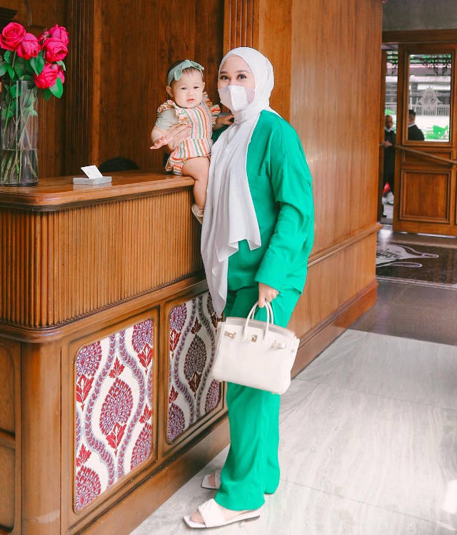 7 Inspirasi Mix and Match Setelan Hijau ala Dian Pelangi