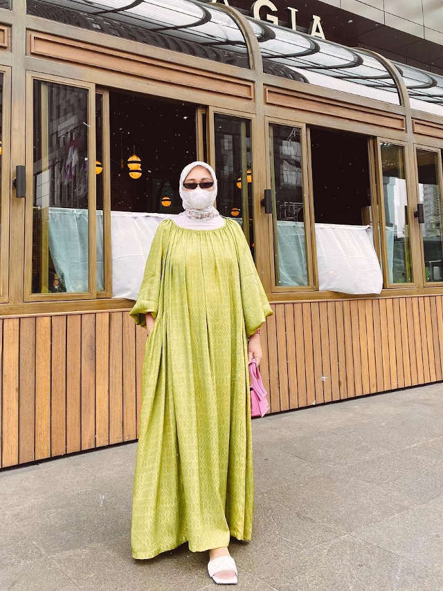 7 Inspirasi Mix and Match Setelan Hijau ala Dian Pelangi