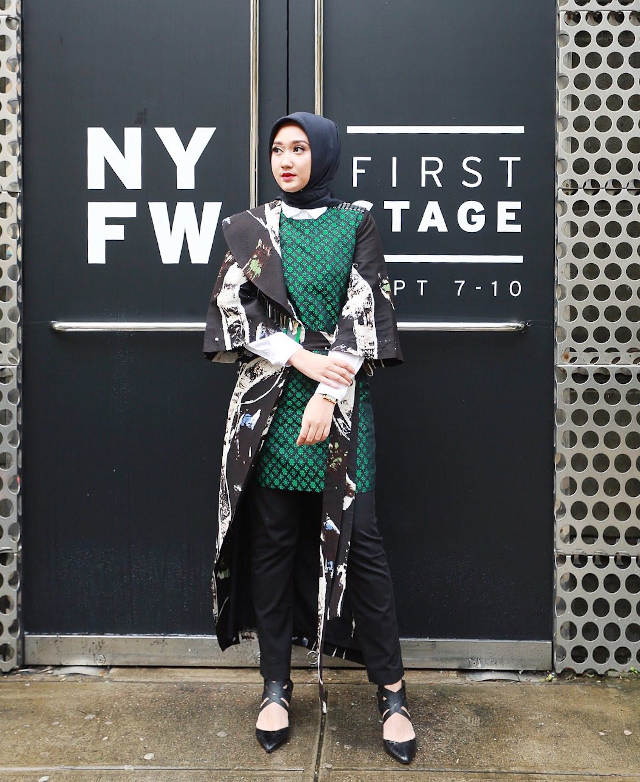 7 Inspirasi Mix and Match Setelan Hijau ala Dian Pelangi