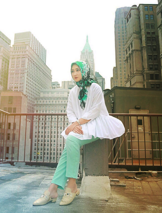 7 Inspirasi Mix and Match Setelan Hijau ala Dian Pelangi