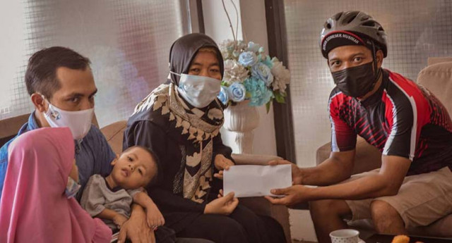 Gowes Sambil Sedekah, Peluh Bersimbah Pahala