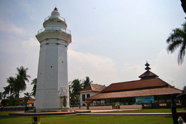 Masjid Agung Banten: Persilangan Arsitektur Jawa, China, dan Belanda