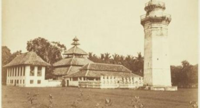 Masjid Agung Banten: Persilangan Arsitektur Jawa, China, dan Belanda