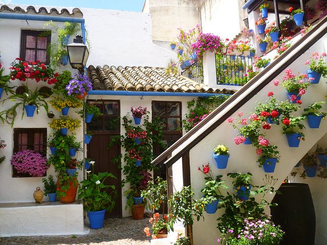 Penataan Unik Bawa Sentuhan Granada ke Sudut Rumah