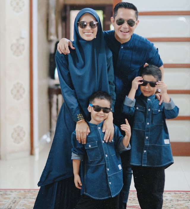 5 Keluarga Artis Solid Berbusana Senada saat Hari Raya