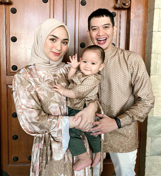 5 Keluarga Artis Solid Berbusana Senada saat Hari Raya