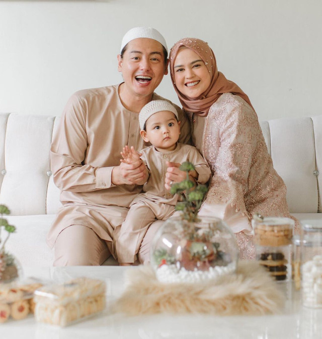 5 Keluarga Artis Solid Berbusana Senada saat Hari Raya