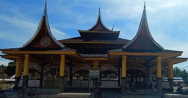 Pesona Wisata Halal Sumatera Barat, dari Masjid Agung Hingga Pantai Air Manis