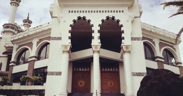 Pesona Wisata Halal Sumatera Barat, dari Masjid Agung Hingga Pantai Air Manis