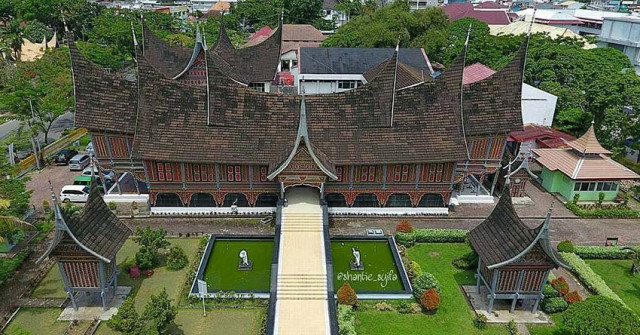 Pesona Wisata Halal Sumatera Barat, dari Masjid Agung Hingga Pantai Air Manis