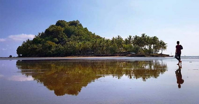 Pesona Wisata Halal Sumatera Barat, dari Masjid Agung Hingga Pantai Air Manis