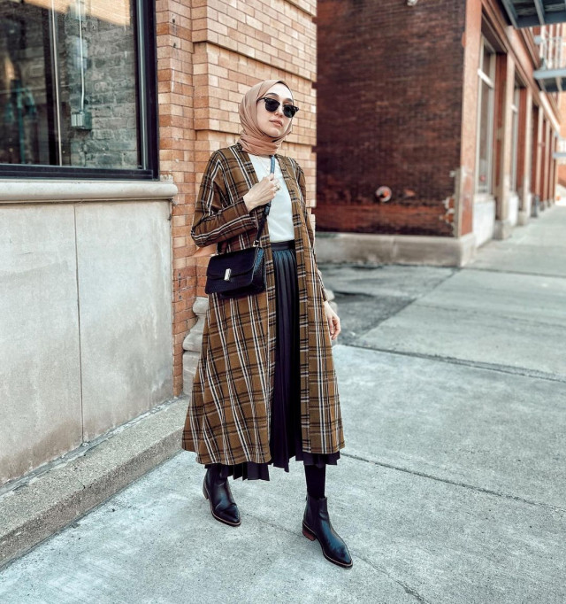 Pakai Boot, 6 Tampilan Outift Hijab ala Selebgram Ini Keren Banget