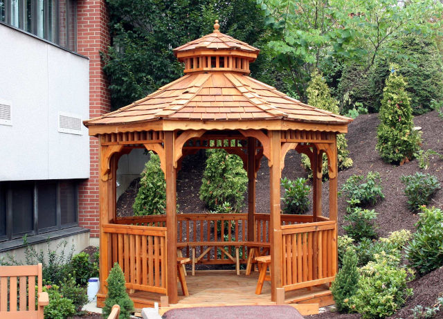 6 Inspirasi Gazebo untuk Kumpul Seru Santap Sate di Rumah