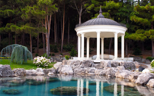 6 Inspirasi Gazebo untuk Kumpul Seru Santap Sate di Rumah