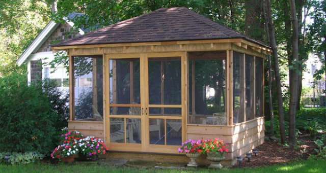 6 Inspirasi Gazebo untuk Kumpul Seru Santap Sate di Rumah