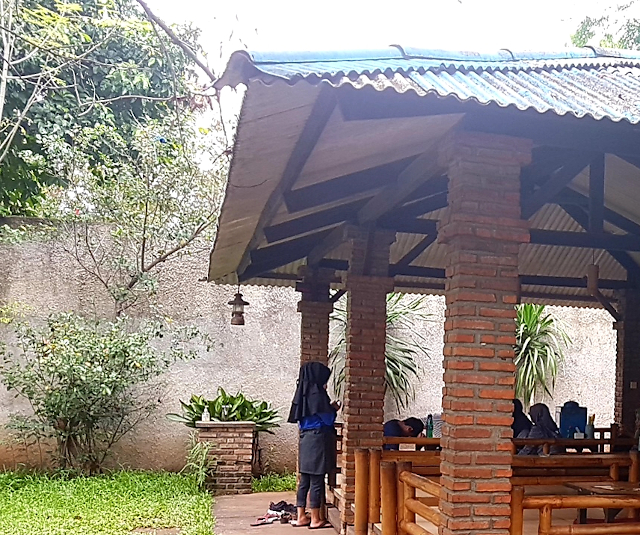 6 Inspirasi Gazebo untuk Kumpul Seru Santap Sate di Rumah