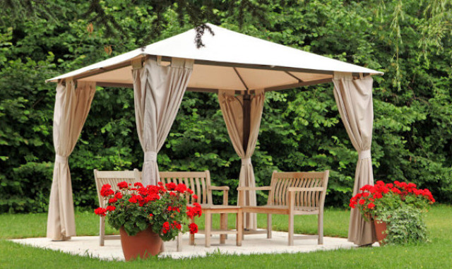 6 Inspirasi Gazebo untuk Kumpul Seru Santap Sate di Rumah