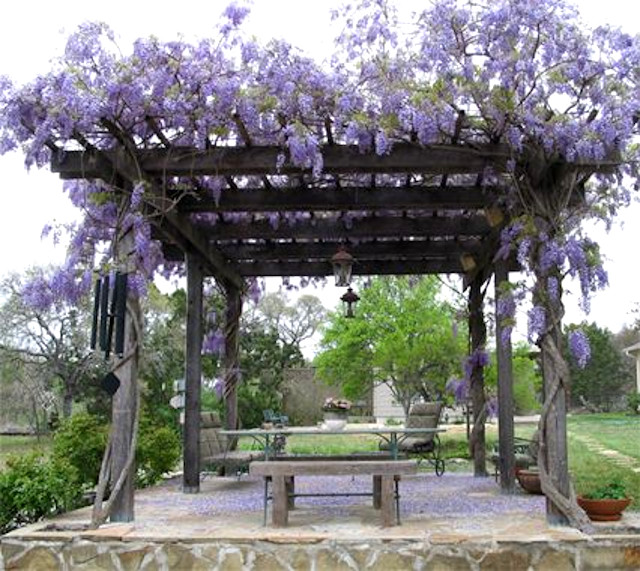 6 Inspirasi Gazebo untuk Kumpul Seru Santap Sate di Rumah