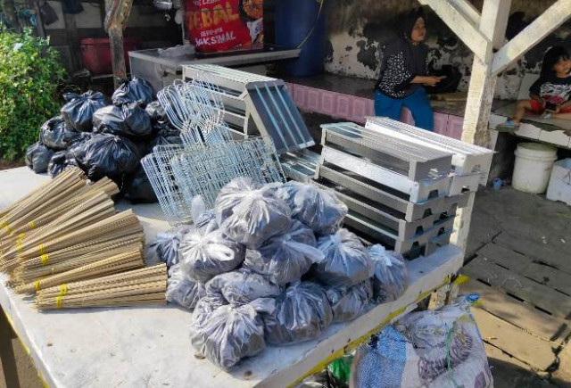 Sambut Hari Raya Qurban,  Penjual Alat Panggangan Menjamur di Pasar Ciracas