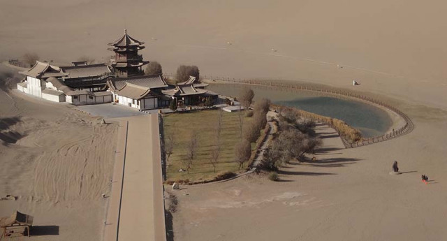 Senandung Syahdu Pasir Bernyanyi di Bukit Mingsha China