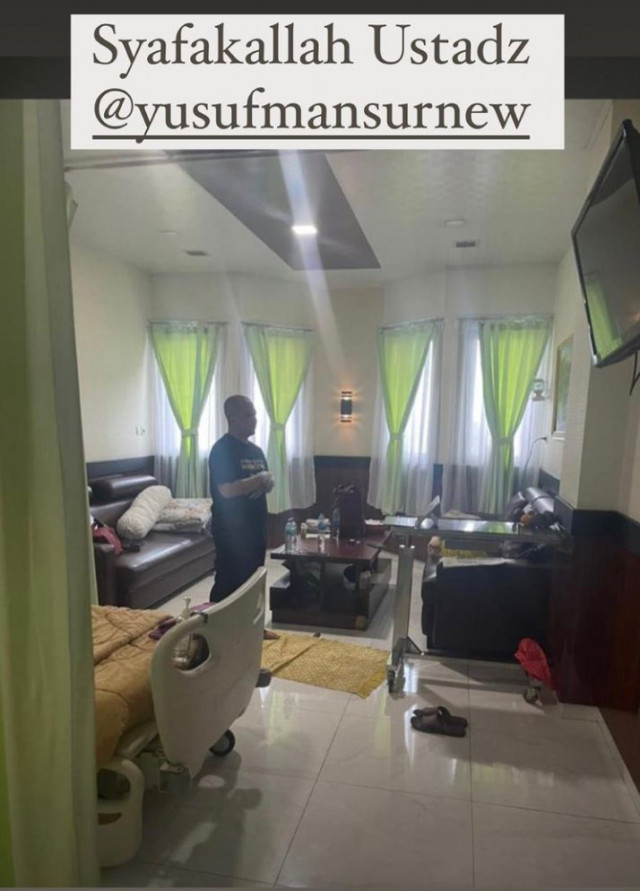 Sandiaga Uno Unggah Foto KH Yusuf Mansur Shalat Saat Opname