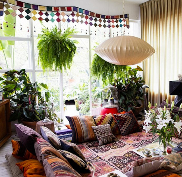Ruang Keluarga Minus Sofa Bisa Bikin Nyaman Juga Kok