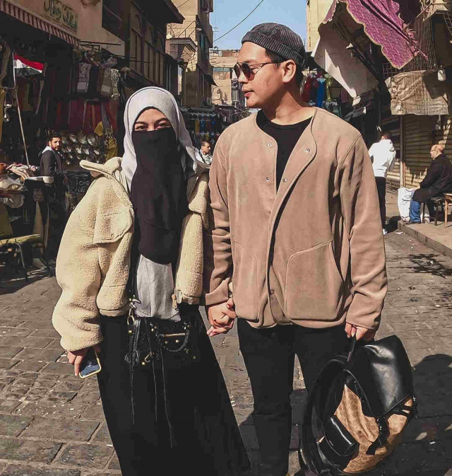 Gaya Serasi bareng Pasangan ala Natta Reza dan Istri