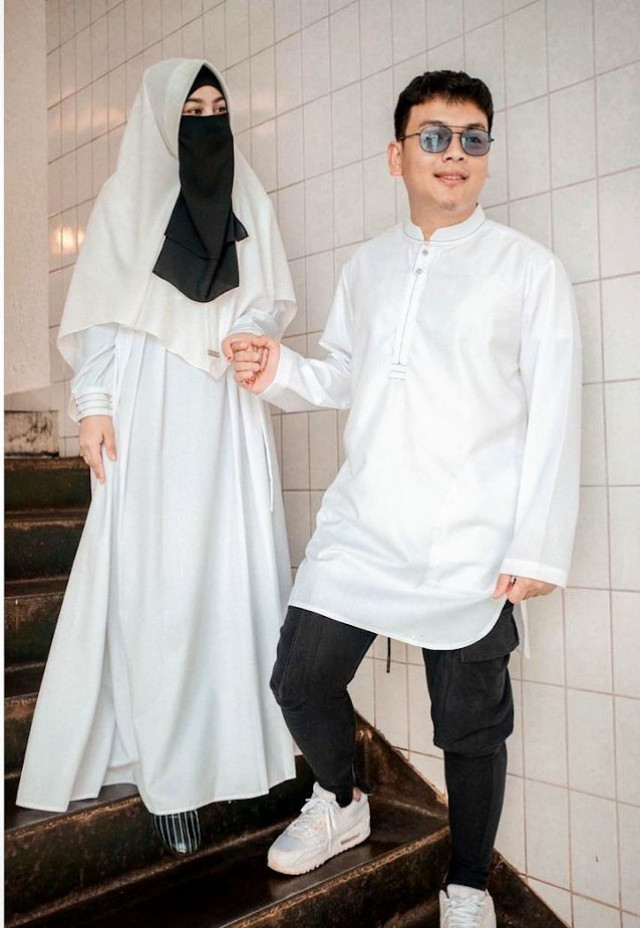 Gaya Serasi bareng Pasangan ala Natta Reza dan Istri