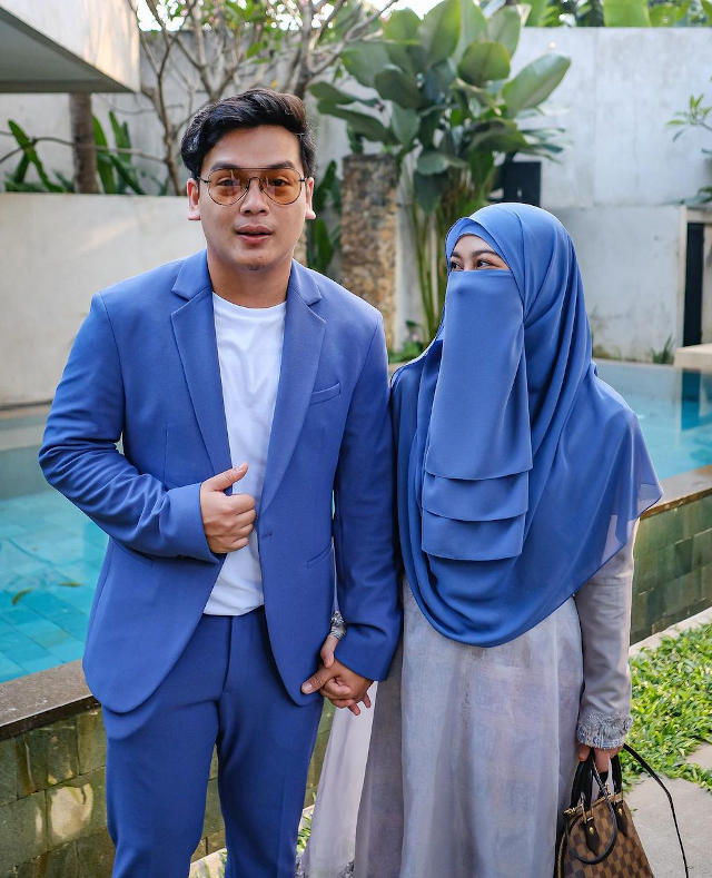 Gaya Serasi bareng Pasangan ala Natta Reza dan Istri