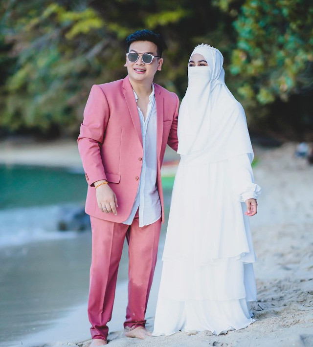 Gaya Serasi bareng Pasangan ala Natta Reza dan Istri