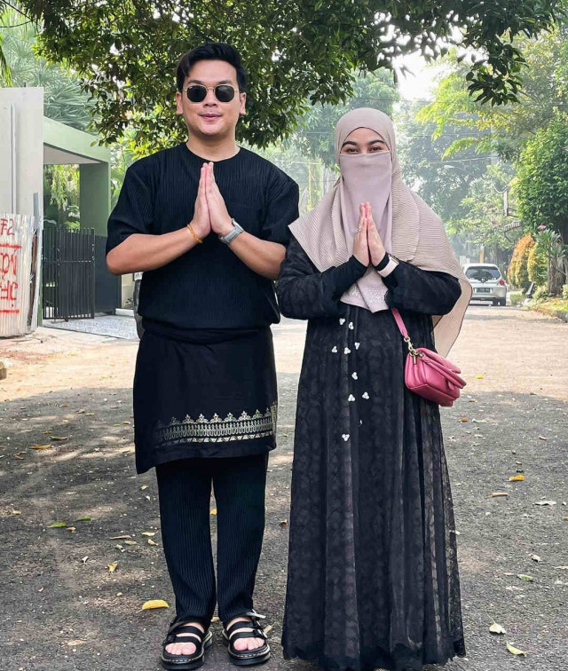Gaya Serasi bareng Pasangan ala Natta Reza dan Istri