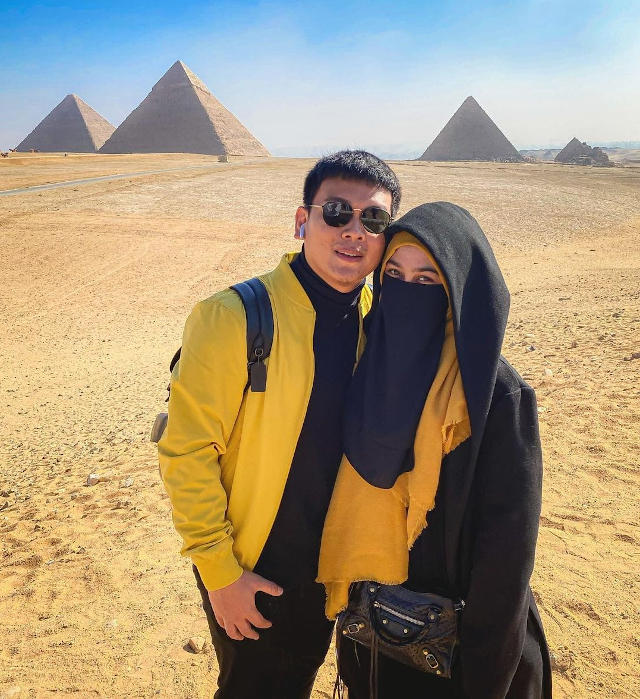 Gaya Serasi bareng Pasangan ala Natta Reza dan Istri