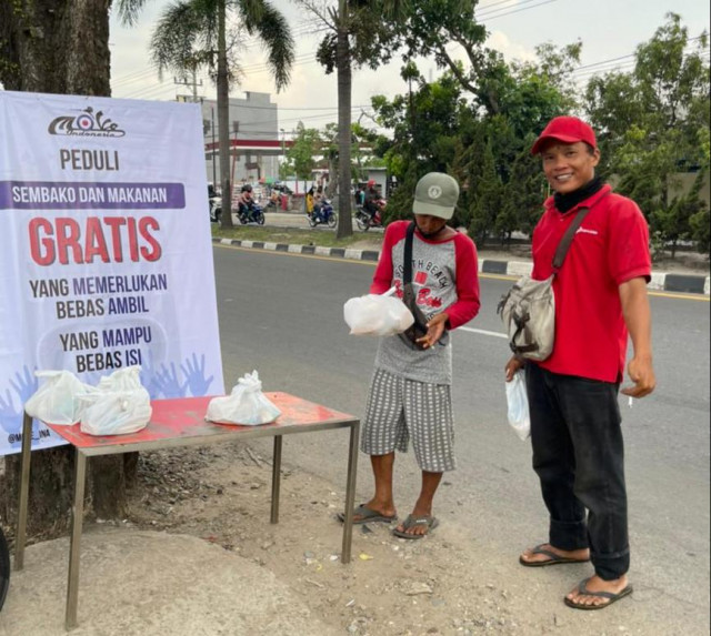 Komunitas Modern Vespa Bagikan Sembako untuk Warga Terdampak PPKM