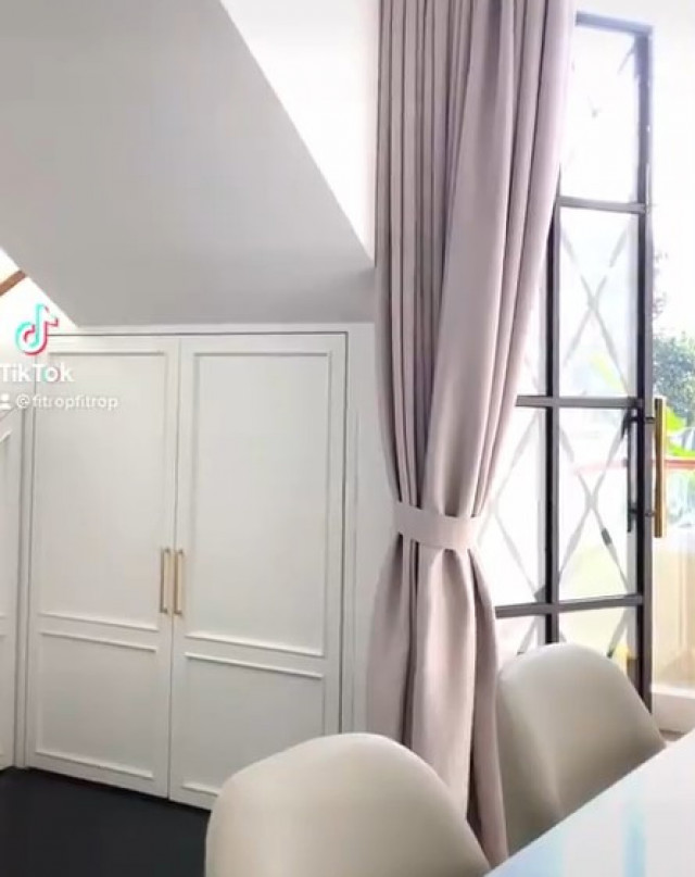 6 Inspirasi Manfaatkan Ruang Bawah Tangga plus Ide Fitri Tropica