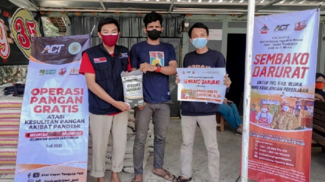 Komunitas Ketimbang Ngemis Bagikan Sembako ke PKL di Blora