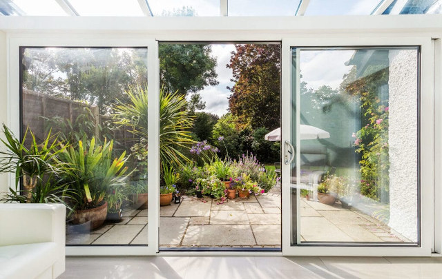 5 Inspirasi Pintu Geser untuk Interior Hemat Ruang