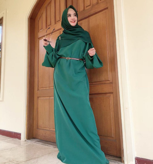 Pesona Anggun Ingrid Kansil dalam Balutan Gamis Modern