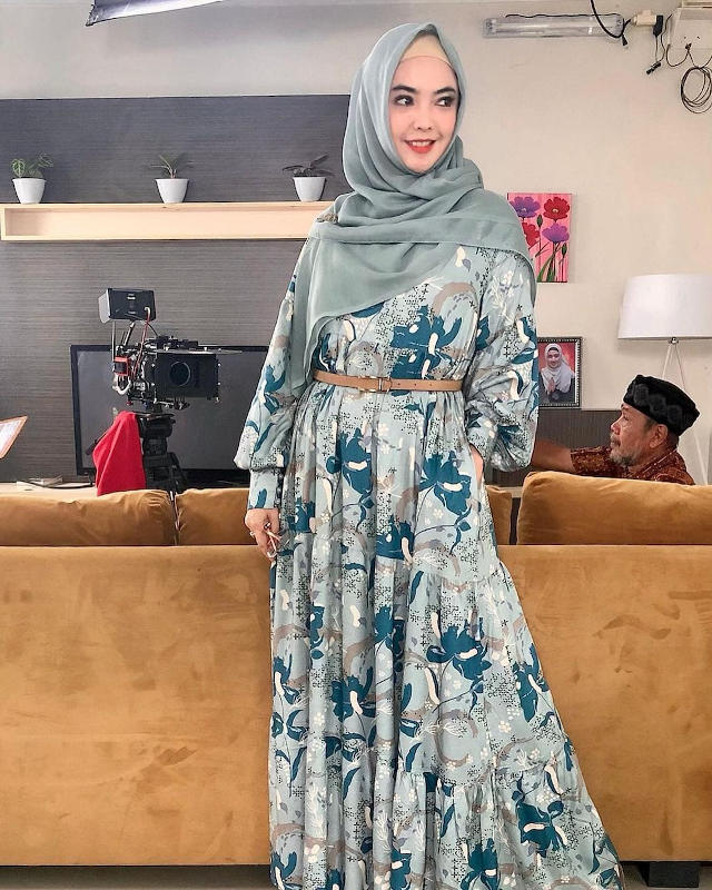Pesona Anggun Ingrid Kansil dalam Balutan Gamis Modern