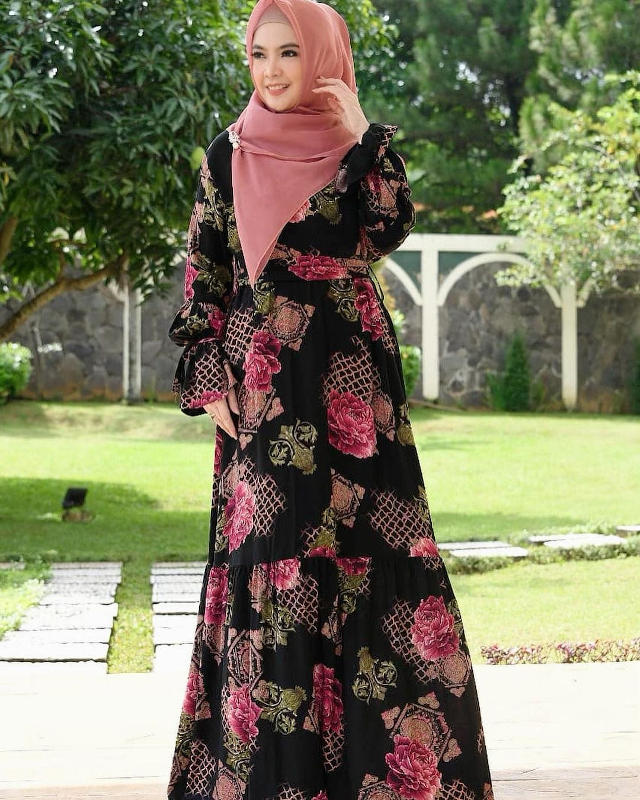 Pesona Anggun Ingrid Kansil dalam Balutan Gamis Modern