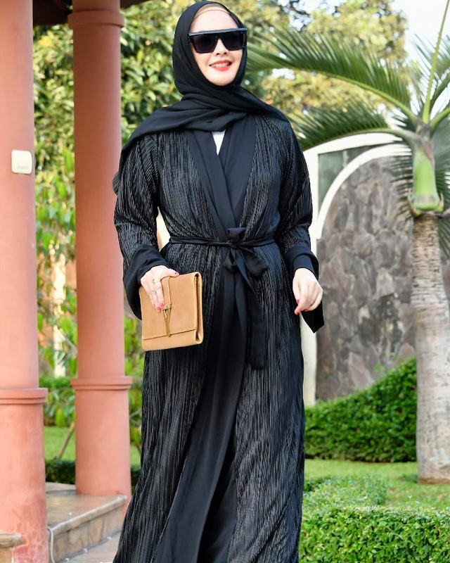 Pesona Anggun Ingrid Kansil dalam Balutan Gamis Modern