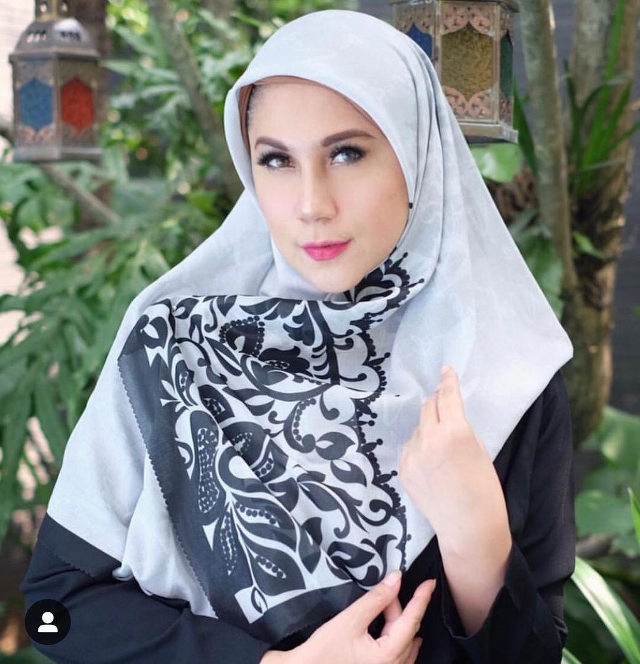 Tampil Merona ala Marini Zumarnis dengan Hijab Segi Empat