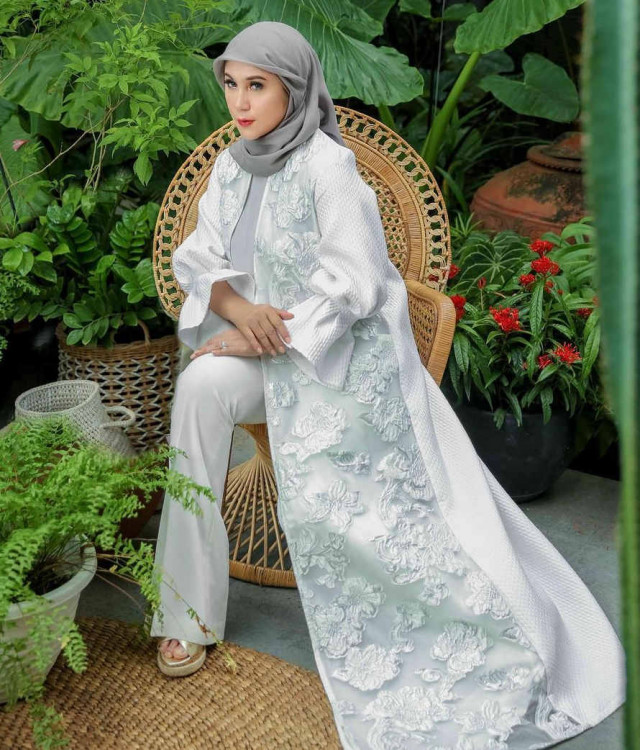 Tampil Merona ala Marini Zumarnis dengan Hijab Segi Empat