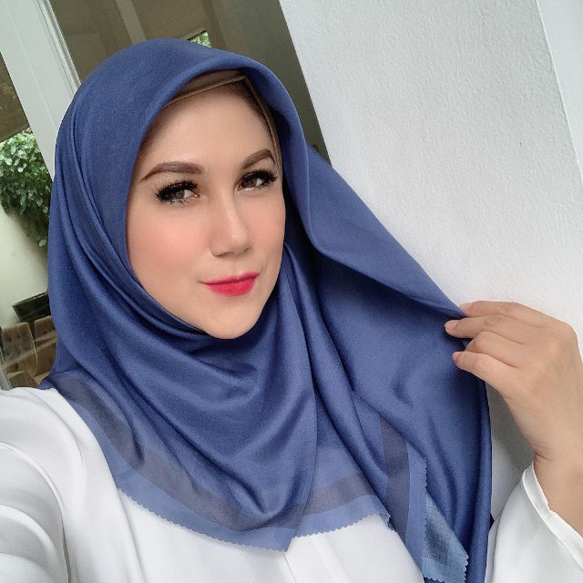 Tampil Merona ala Marini Zumarnis dengan Hijab Segi Empat